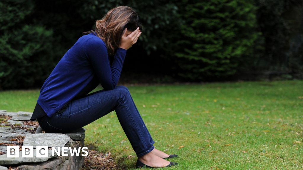 Funding cut for Hampshire mental health centres – BBC News