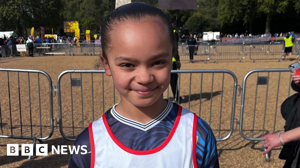 Thousands of children race in Mini London Marathon