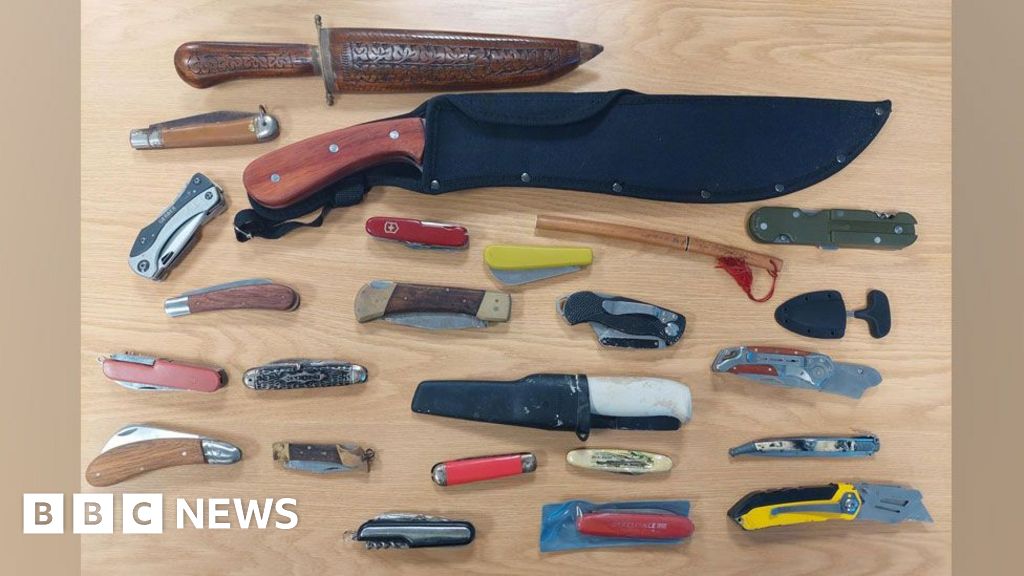 Cambridgeshire Boy Hands 24 Knives During Police Amnesty