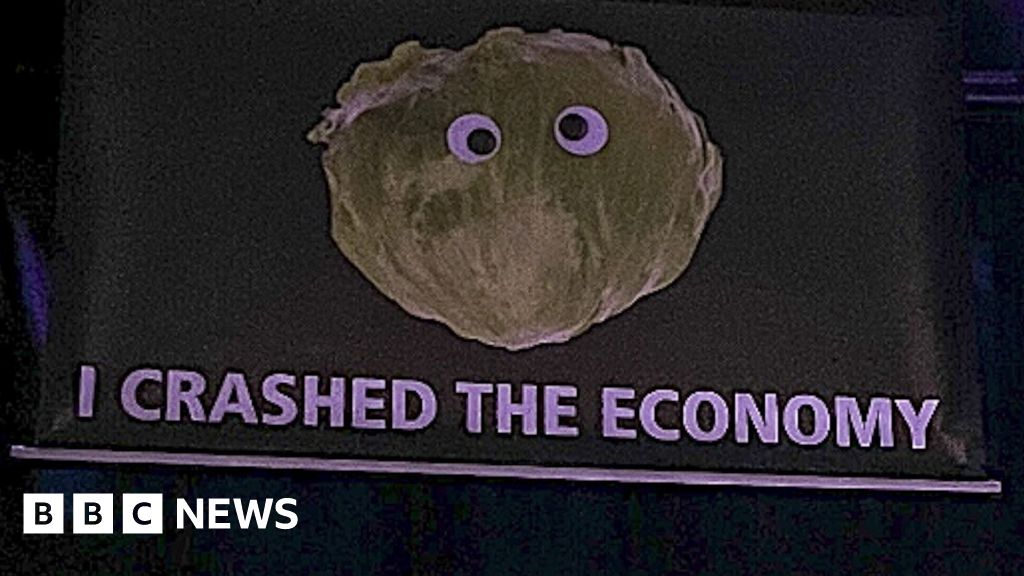 Lettuce banner interrupts Liz Truss on stage in Beccles - BBC News