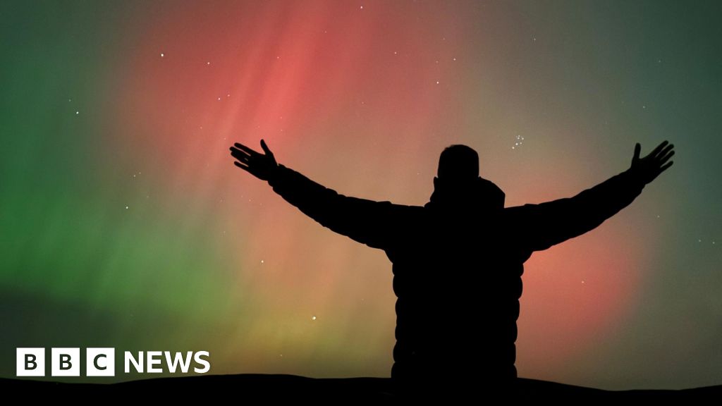 North West: Northern Lights illuminate sky in pinks and greens