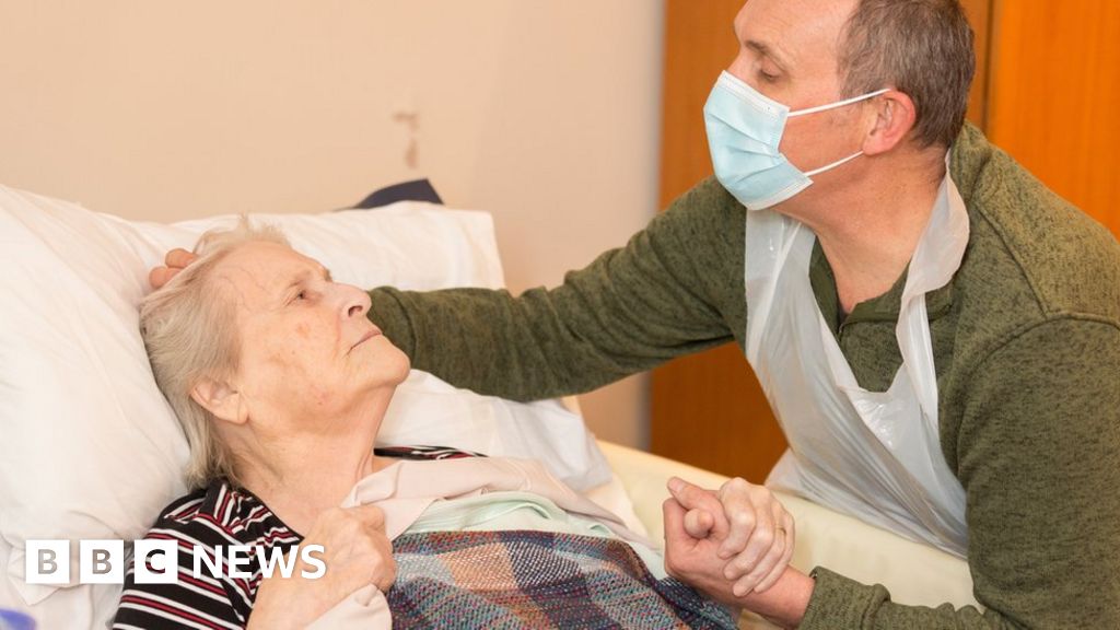 Rapid Covid test trialled on relatives of Bristol dementia patients