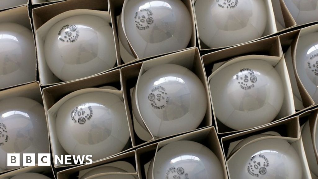US lifts ban on old-style light bulbs