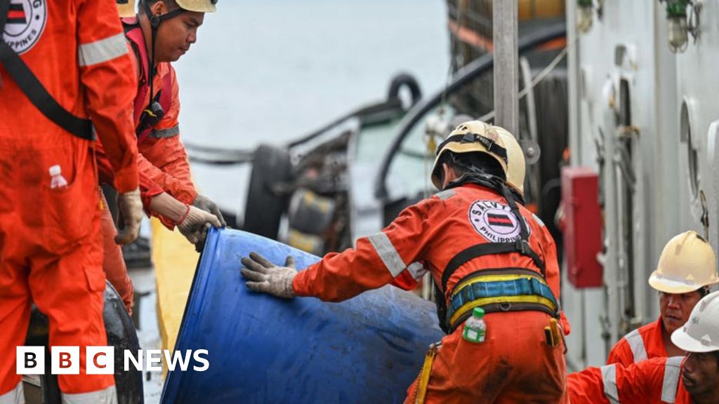 Philippines 'prepares for worst' after oil spill