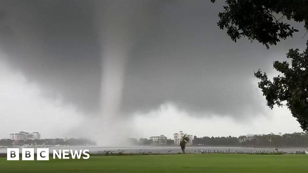 Video captures moment tornado sweeps through Florida