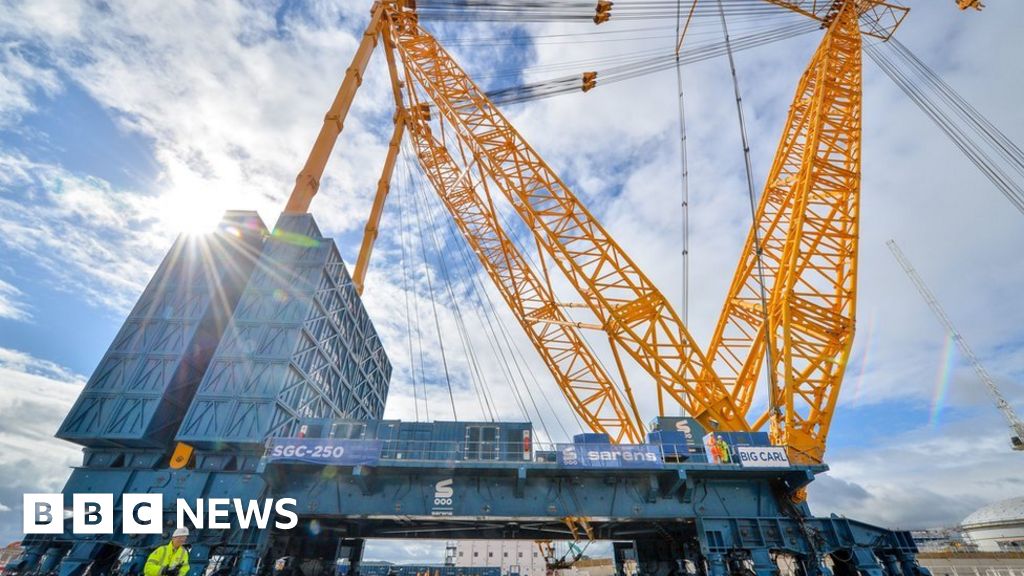 Hinkley Point: the World's largest crane begins work in Somerset