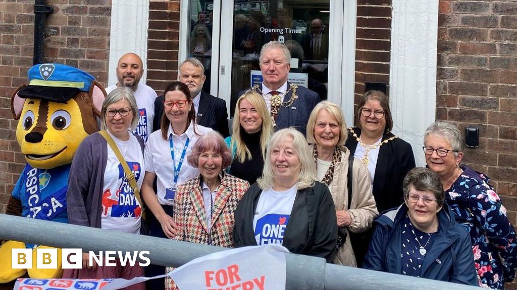 RSPCA pays tribute to hero of Hull Blitz – BBC News