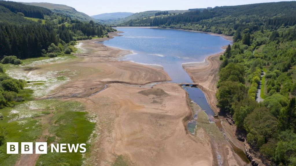 Climate change: UK's record dry spell after extreme rainfall astounds Met Office - BBC News