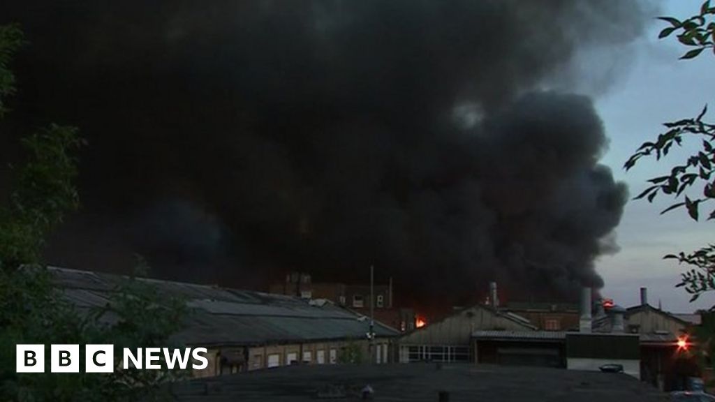 Perivale fire: Huge blaze at London warehouse - BBC News
