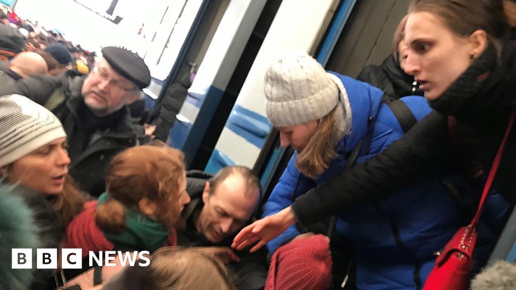 Ukraine conflict: Thousands of people try to force their way onto a train to Poland