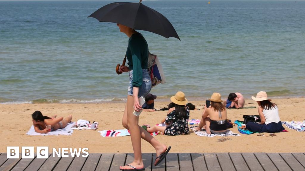Climate change: Australian summers 'twice as long as winters' - BBC News