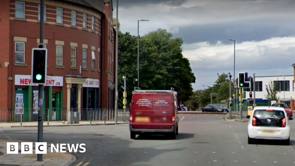 Liverpool teenager stabbed during Wavertree street brawl - BBC News