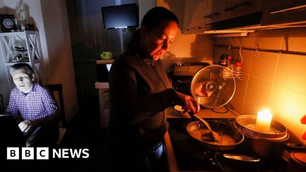 Ukraine war: Kyiv set for longer power cuts after air strikes – BBC