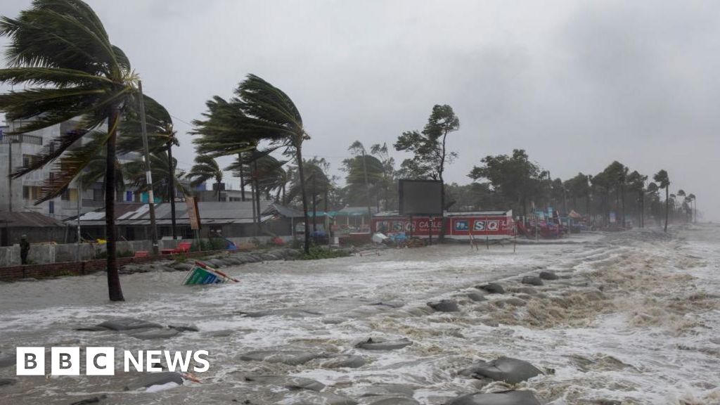 Поне 16 души загинаха след като циклон се разби в