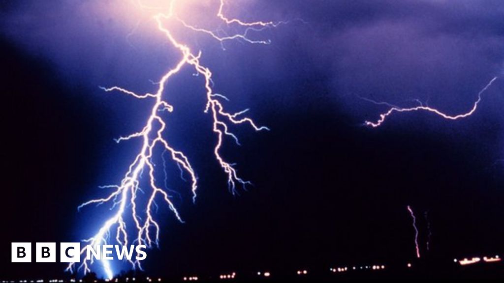 Google loses data as lightning strikes - BBC News
