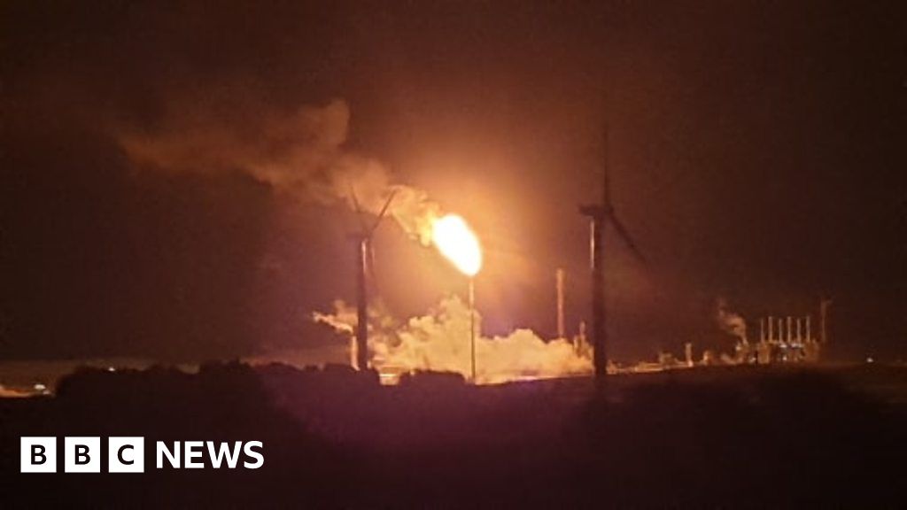 Mossmorran: Flaring 'turns night into day' at chemical plant - BBC News