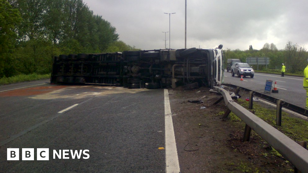 M4 crash Driver killed as lorry overturns BBC News