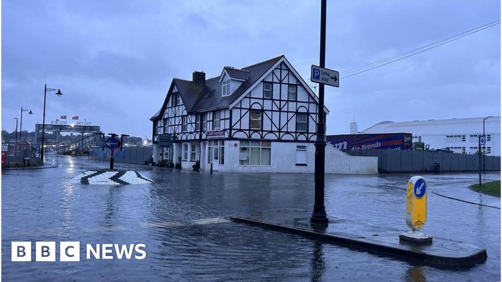 Isle of Wight floods Investigation into water pumps 'not working'