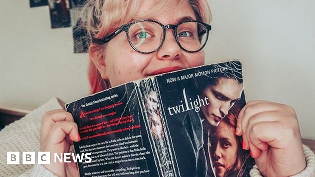New Twilight book: 'Fans grew up with criticism of the originals' - BBC News