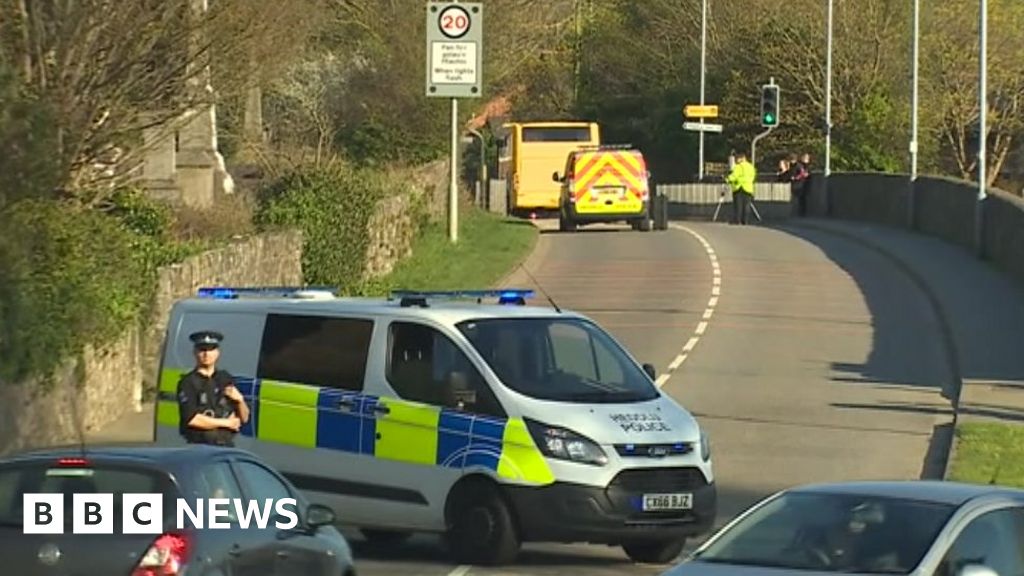 Girl hit by bus outside Ysgol yr Hendre, Caernarfon BBC News