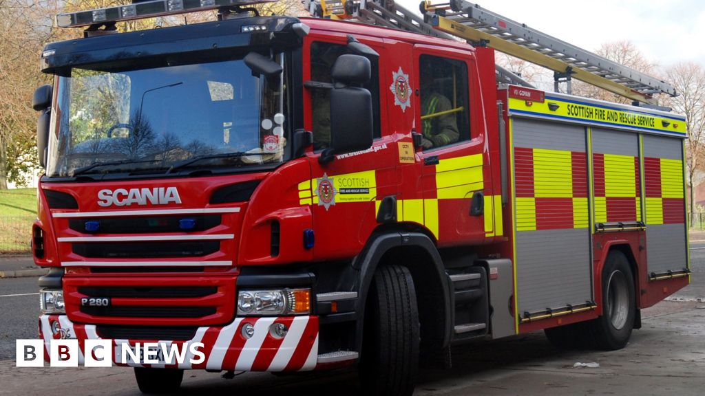 Warning to residents over fire in Dunfermline barn BBC News