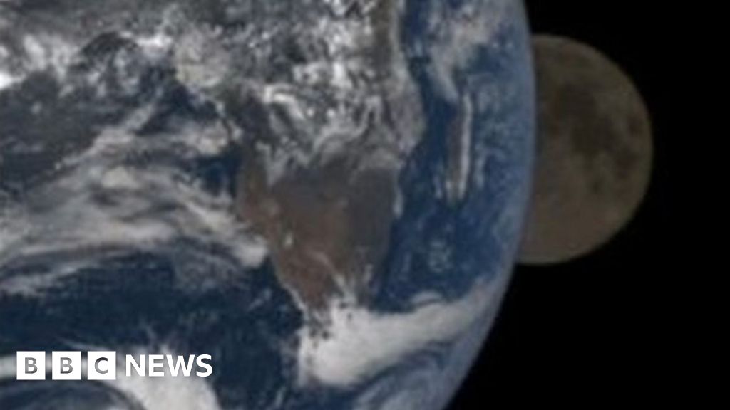Camera offers unique view of lunar eclipse BBC News