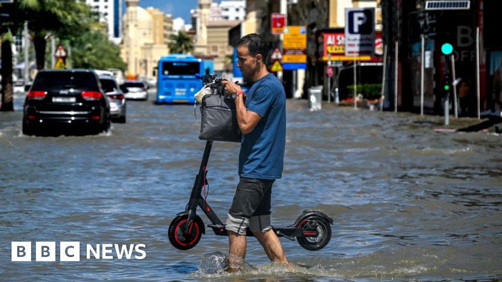 Дубай: Засяването на облаци причини ли наводненията в ОАЕ?