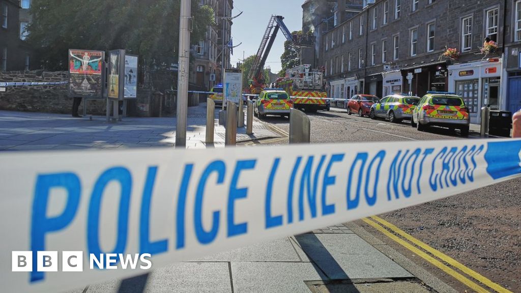 Five residents rescued after blaze in Dundee flat - BBC News