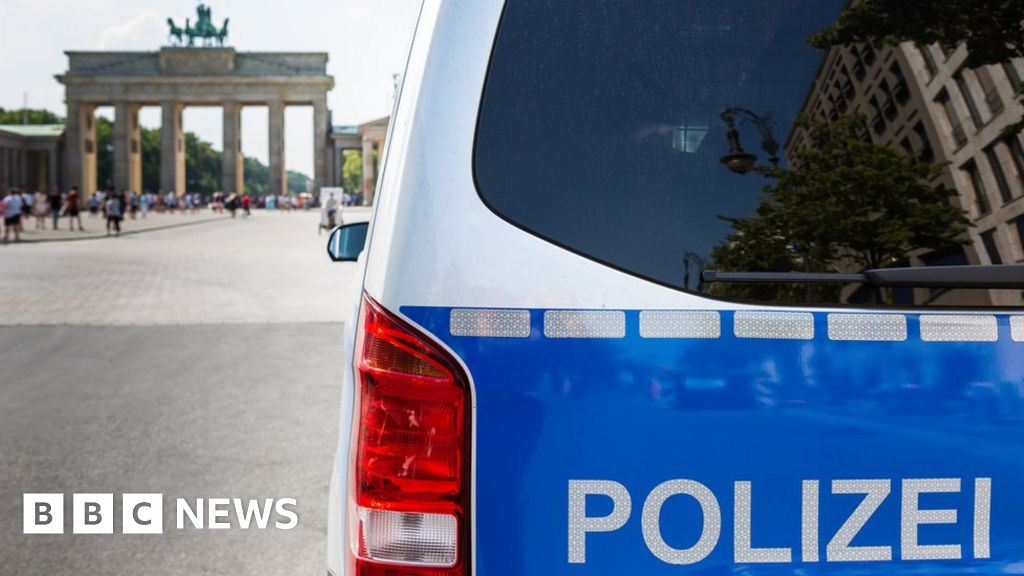 Германските власти казват че арестуваха трима души по подозрение в