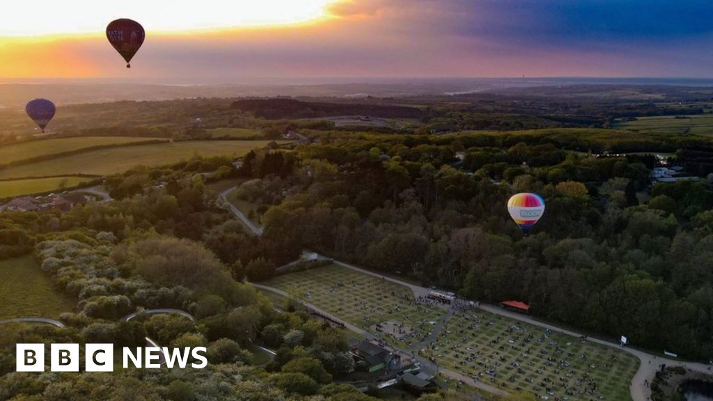 Hot air balloons soar over Isle of Wight BBC News
