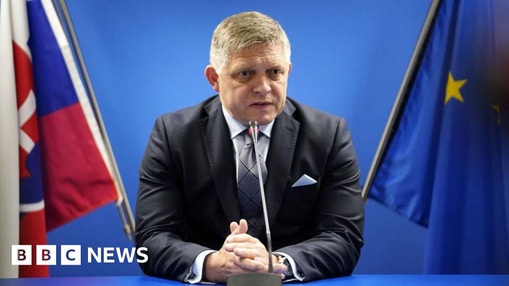 Възстановяващият се словашки премиер е преместен в столицата след стрелба
