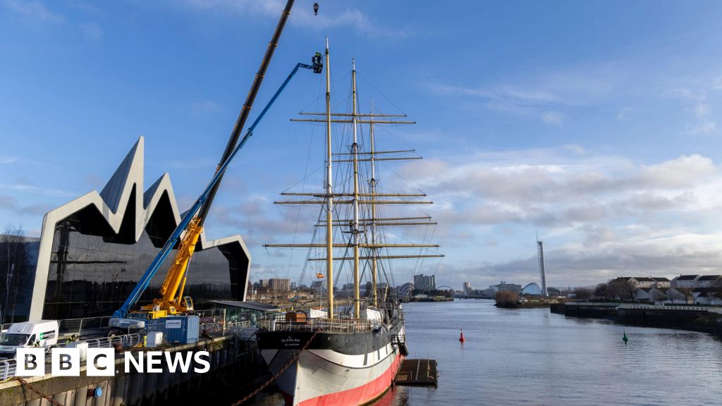 Masts of Tall Ship Glenlee removed for conservation work