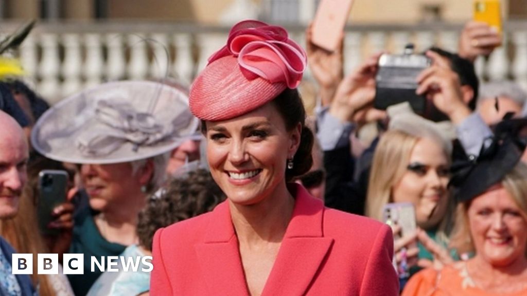Kate stands in for Queen at Buckingham Palace garden party