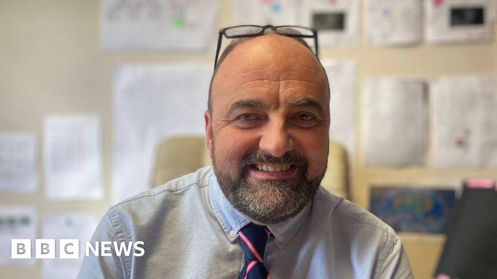 'The most serious issue for schools': What's being done about smartphones in class?