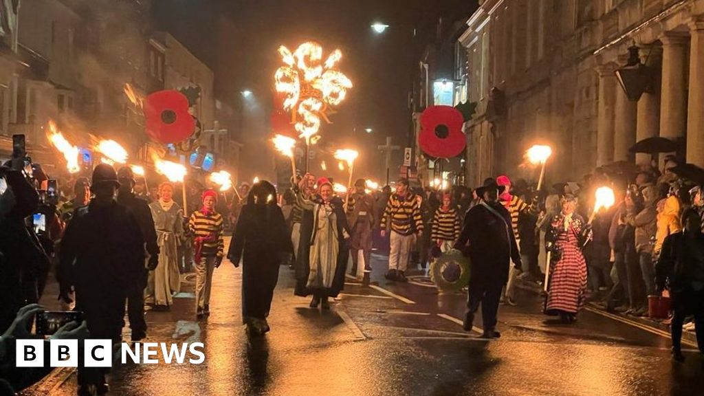 Lewes Bonfire Night Thousands Attend Annual Event    127529990 Remembrancepoppies 