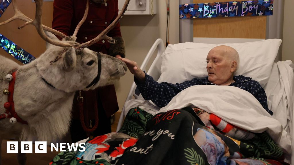 ‘Santa Claus’ sangat gembira dengan kunjungan rusa kutub di rumah sakit Colchester