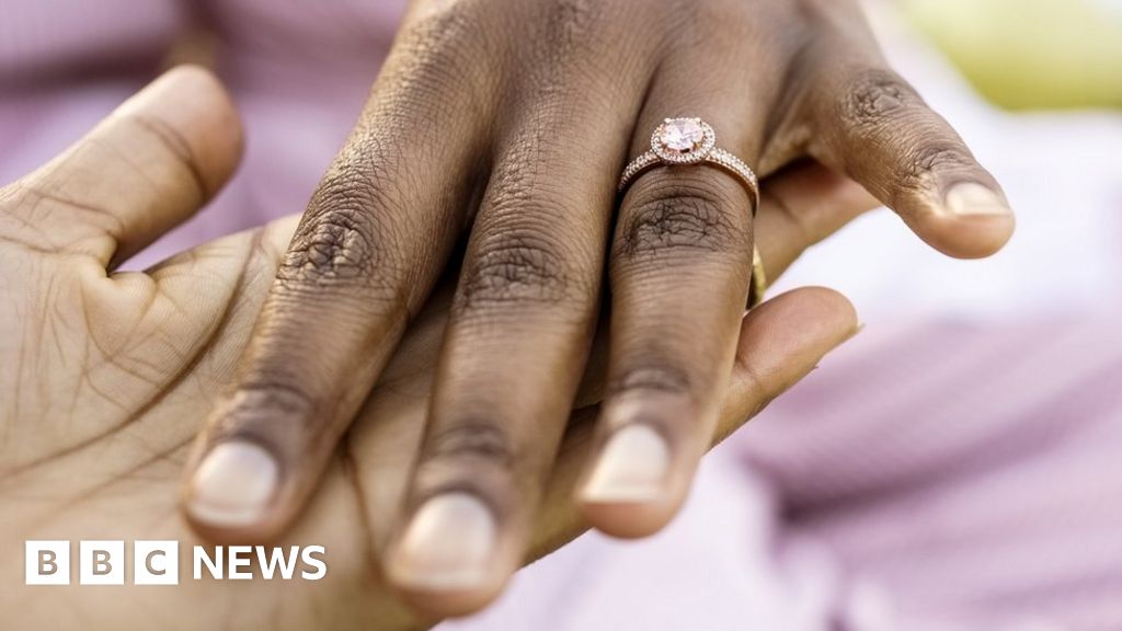 Възмущение, тъй като 63-годишният традиционен свещеник в Гана се жени за 12-годишно момиче