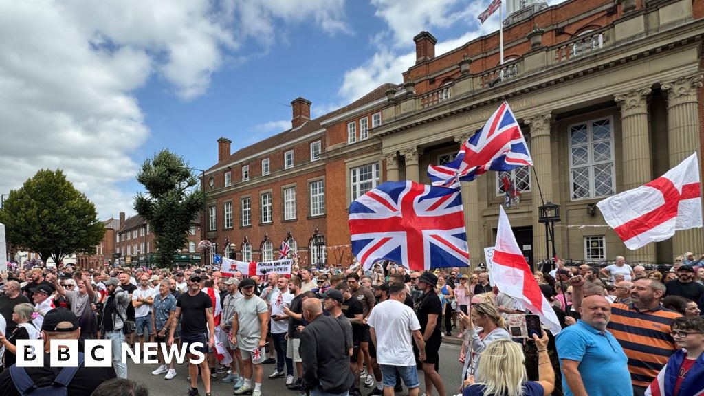 Hundreds join anti-immigration protest in Nuneaton
