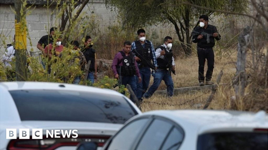 Mexico Violence Gunmen Kill 13 In Ambush On Police Convoy Bbc News 