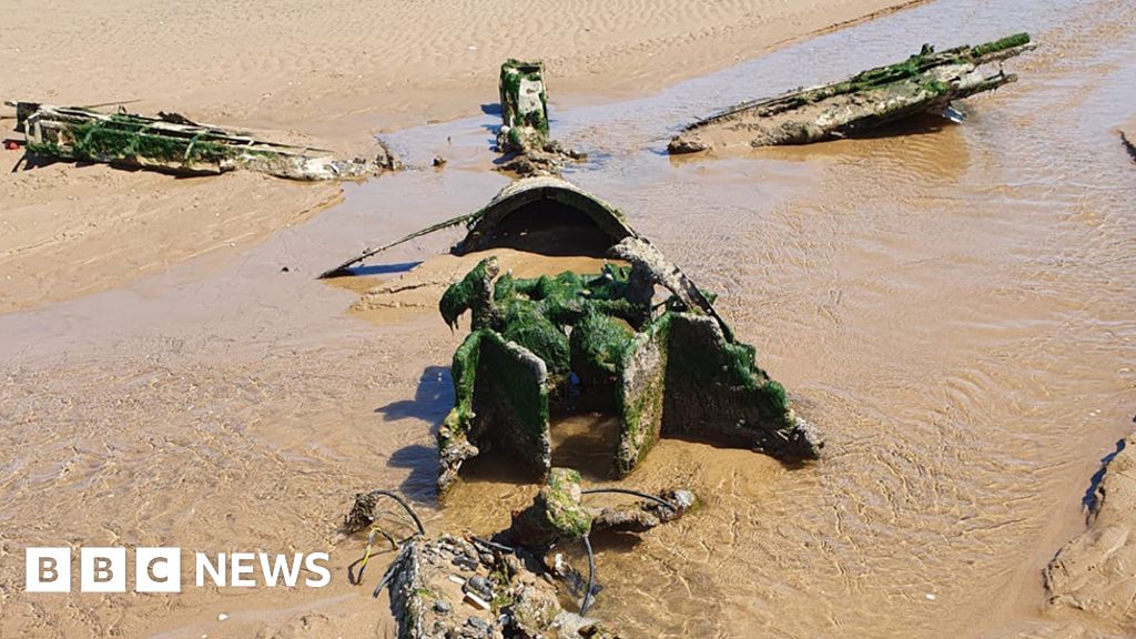 wrecked-ww2-aircraft-discovered-on-cleethorpes-beach