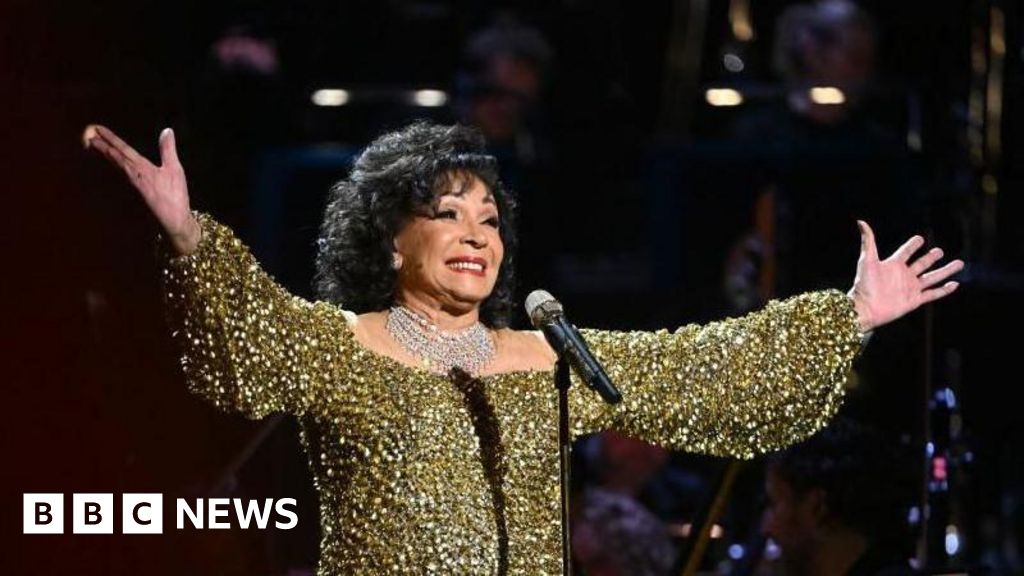 Shirley Bassey breaks record for jewellery auction