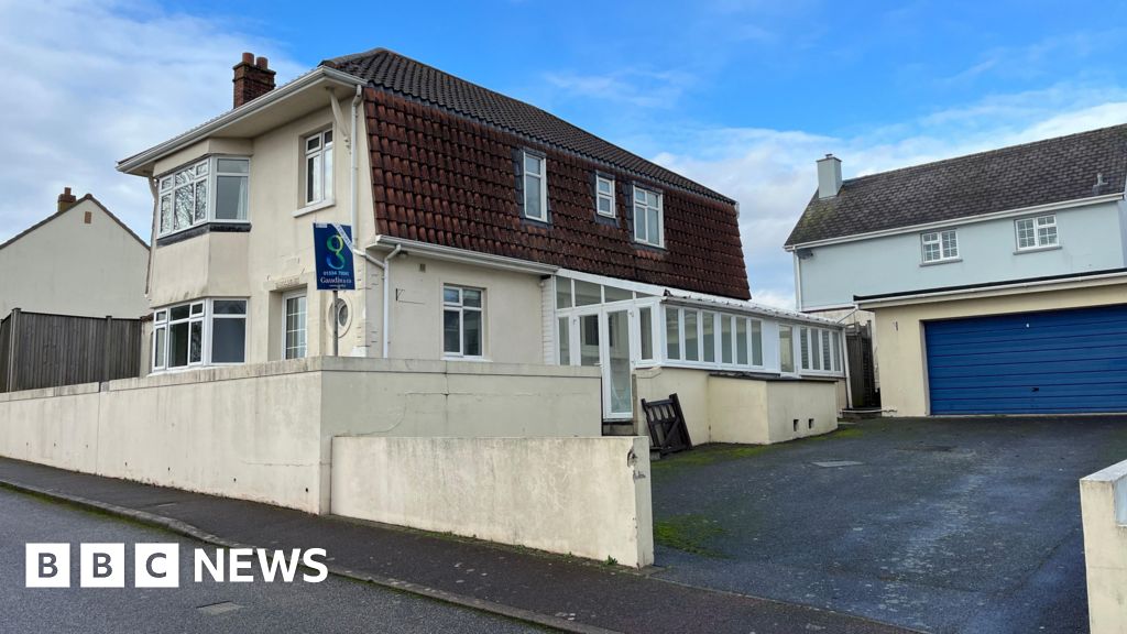 bbc.co.uk - Jersey government agrees to sell house with pool for &pound;790k - BBC News