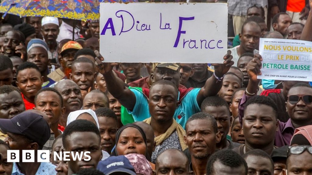 Преврат в Нигер: Макрон казва, че Франция ще изтегли войските и посланика