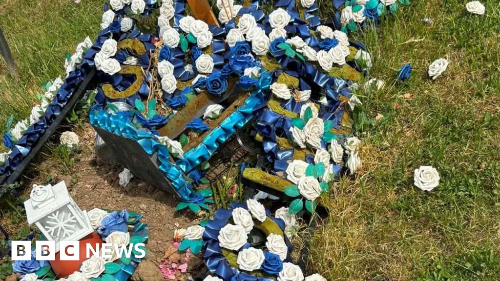 Ecologist calls for plastics ban in cemetery