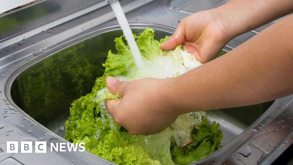 https://ichef.bbci.co.uk/news/1024/branded_news/2925/live/e6ad2ad0-8f75-11f1-94d6-1138f63f65fc.jpg