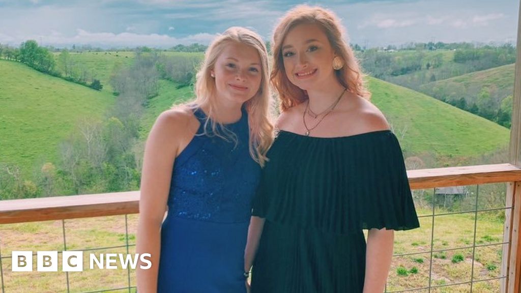 Coronavirus Highschoolers take their proms online BBC News