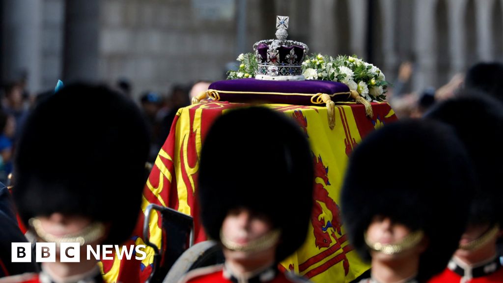 BBC strahlt Queen Elizabeth II aus, die im Staat liegt