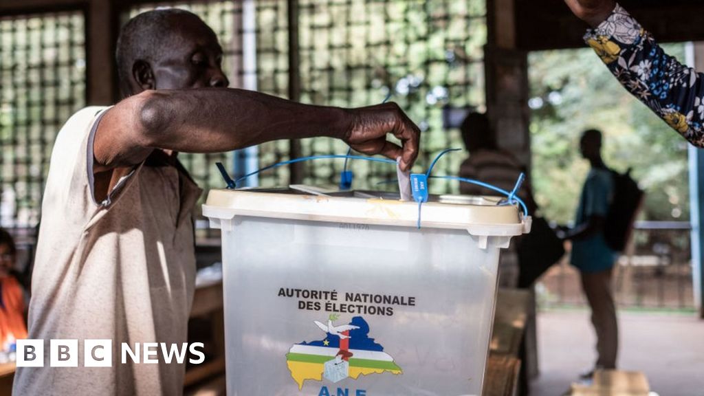 Президентът на Централноафриканската република иска от избирателите да подкрепят премахването