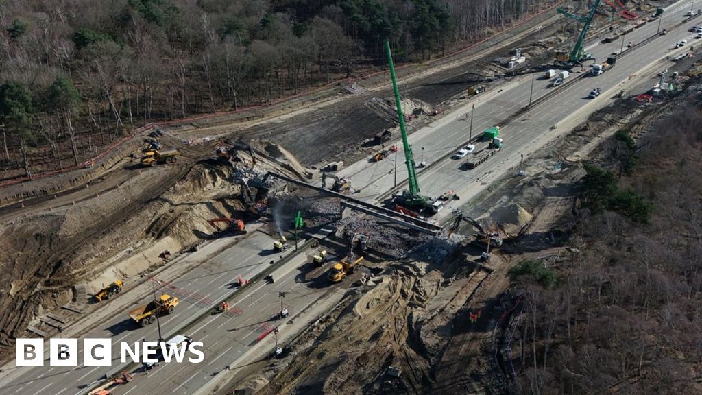 M25 高速公路比原计划提前八小时重新开放