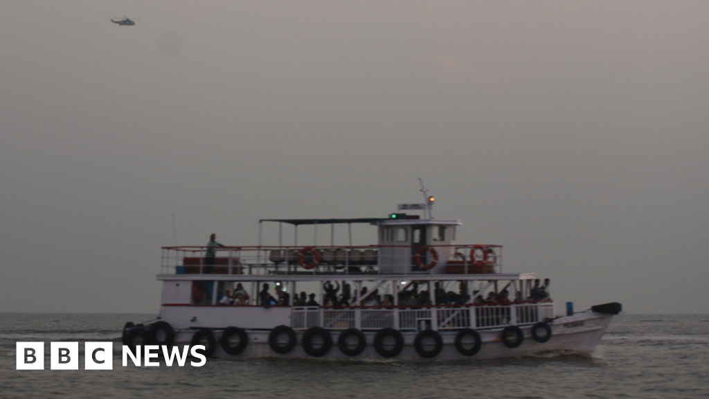 Tiga belas tewas setelah kapal cepat angkatan laut menabrak kapal feri di lepas pantai Mumbai